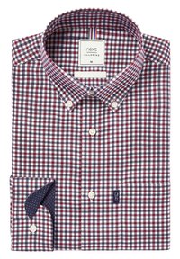 Camisa de cuadros en rojo y marino con cuello abotonado, botones blancos y detalle en contraste de puños interiores en marino. Etiqueta de sastrería visible.