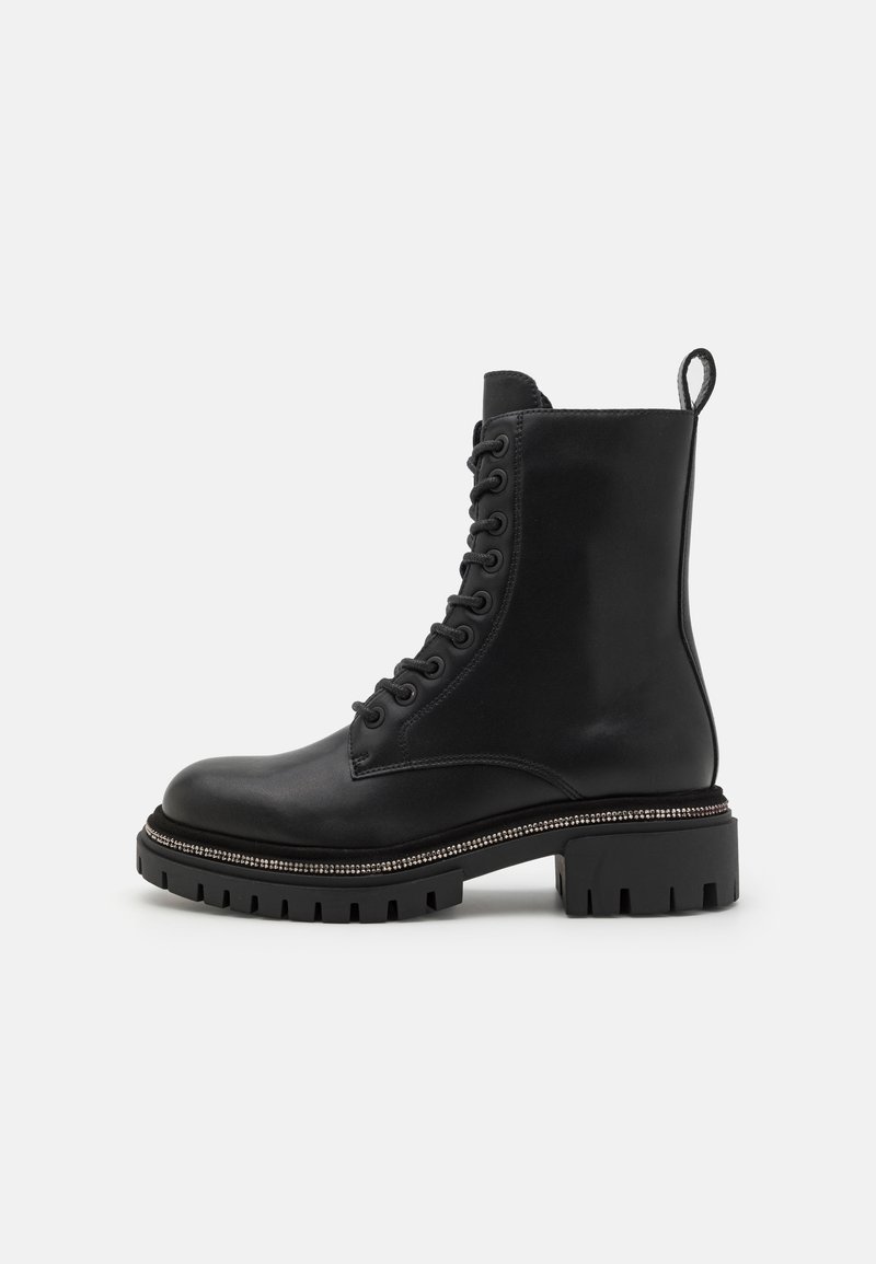 Bottes noires à lacets avec une tige en cuir lisse, une semelle épaisse à motif et un accent argenté autour de la semelle pour le détail.