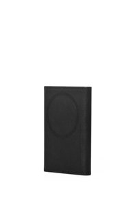 Portafoglio in pelle nera con una texture liscia, caratterizzato da un accento circolare sulla parte anteriore, design a portafoglio pieghevole e bordi puliti e minimalisti.