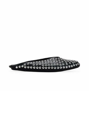 Zapato mule negro plano cubierto con pequeños remaches plateados redondos distribuidos uniformemente en la parte superior y los laterales.