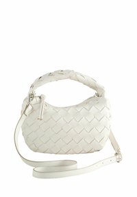 Sac à main en cuir tressé blanc de forme arrondie, avec une poignée tressée, une bandoulière ajustable et des détails de texture subtils. Fermeture éclair visible.