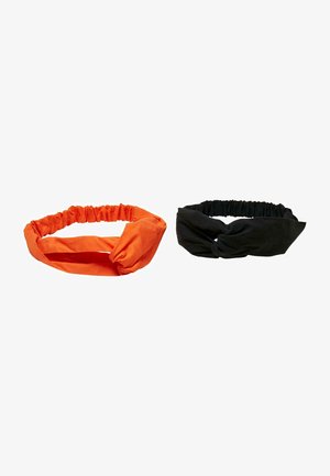 Deux bandeaux en tissu, l'un en orange vif avec un design à l'avant torsadé et l'autre en noir uni, avec des fronces élastiques à l'arrière.