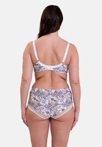 Bloemmotief lingerie set in zachte witte stof. De bralette heeft verstelbare bandjes, en de hoog-getailleerde slip heeft contrasterende afwerking.