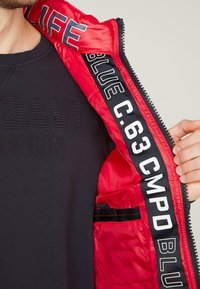 Camp David Weste - red