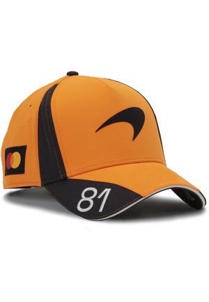 Orange og sort baseballkasket med sort swoosh-logo foran, hvidt nummer 81 på skyggen og Mastercard-logo-patch på siden.