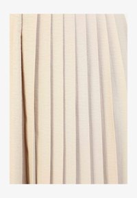 Falda de tejido plisado en beige claro, hecha de un textil suave. Presenta pliegues verticales con una superficie texturizada sutil.