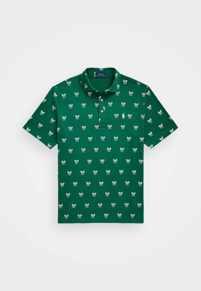 Polo verde com um padrão repetido de raquetes de ténis e bolas brancas, com colarinho e placket de trei botões.