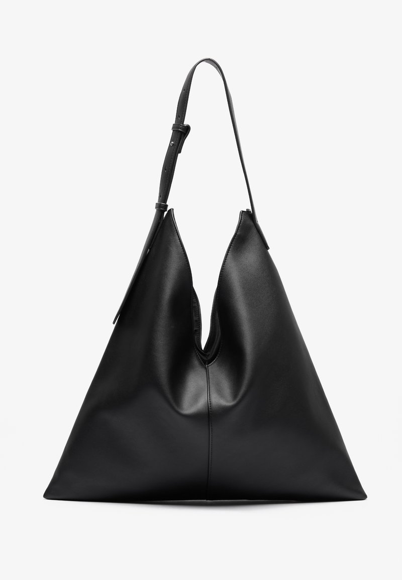 Sac à bandoulière triangulaire en cuir noir avec une seule sangle réglable et un détail de couture centrale.