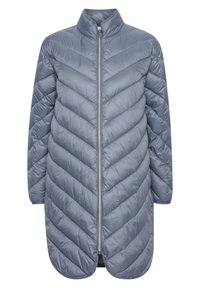 Grå puffjacka med hög krage och chevronmönster, med en framdraget dragkedja. Materialet verkar slätt och lätt.