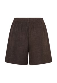 Shorts marron à texture, coupe ample avec taille élastique, longueur jusqu'aux genoux, sans logos ni ornements visibles.