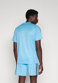 adidas Performance TRAIN ESSENTIALS BASE 3-STRIPES - T-skjorte til trening - blue burst   black