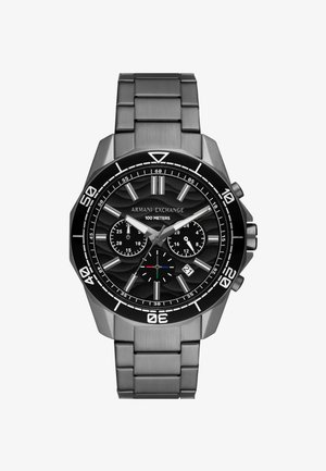 Montre en acier inoxydable avec un cadran noir, surface texturée, index d'heures argentés, sous-cadrans chronographe, et affichage de la date à 6 heures.