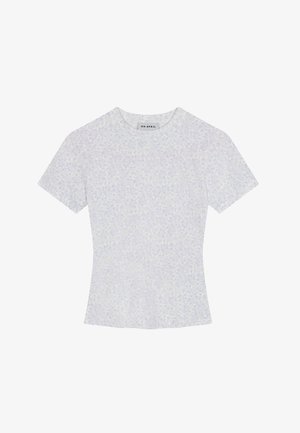 Īsām piedurknēm pieguļošs t-krekls gaiši lavandas krāsā ar smalku ziedu rakstu, izgatavots no mīksta auduma, ar klasisko noapaļoto kakla izgriezumu.