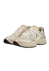 Ζευγάρι μπεζ και μεταλλιζέ χρυσά sneakers από δίχτυ και δέρμα με λευκά κορδόνια και μαύρες καουτσούκ σόλες, φαίνεται από μπροστινή αριστερή γωνία.