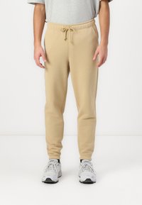 Tommy Jeans - BADGE  - Tracksuit bottoms - relic tan Thumbnail Image 1