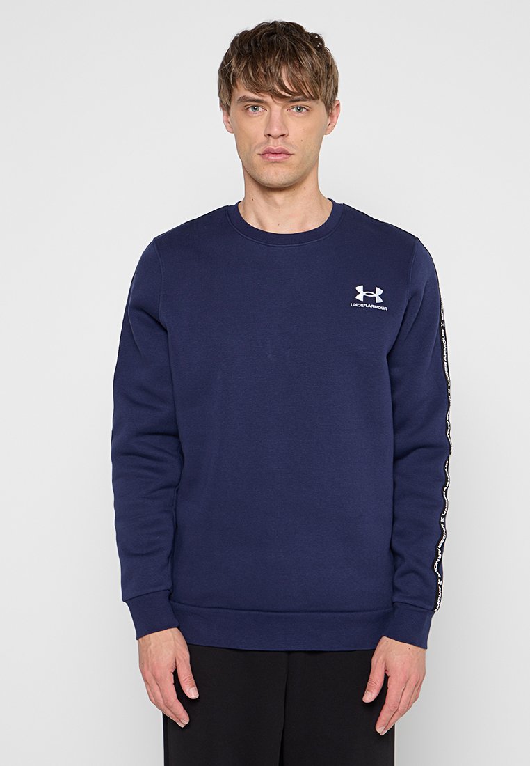 Granatowy sweatshirt wykonany z mieszanki bawełny, z okrągłym dekoltem, długim rękawem oraz białym logo na piersi i wzdłuż rękawów.