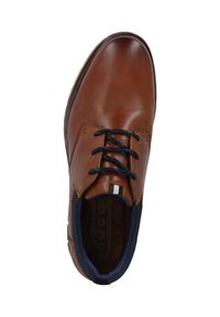 Bruine leren schoen met ronde neus, marineblauwe stoffen accenten, zwarte veters en getextureerde zijpanelen. Heeft een bruine binnenkant met branding.