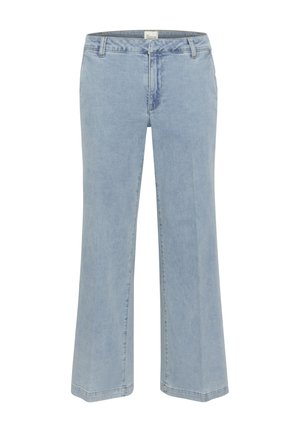 Svijetloplave traperice ravnog kroja, s prednjim patentnim zatvaračem, prorezima za remen i detaljima šavova, prikazane na bijeloj pozadini.