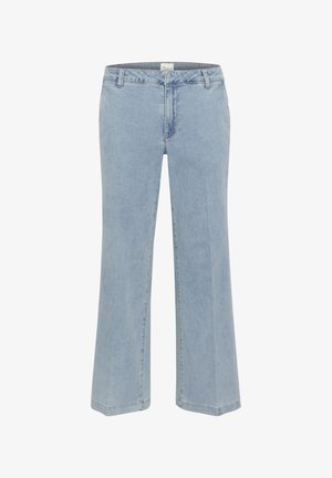 Svijetloplave traperice ravnog kroja, s prednjim patentnim zatvaračem, prorezima za remen i detaljima šavova, prikazane na bijeloj pozadini.