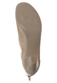 Botín de cuero beige con un upper texturizado, punta redondeada y una suela lisa y con patrón que presenta un diseño de mariposa.