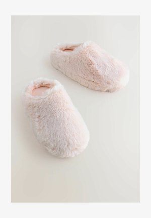 Šviesiai rožiniai kailiniai šlepetės su apvalia forma, minkšta tekstūra ir atvira nugara. Pagamintos iš purios medžiagos patogumui. Lygus padas.