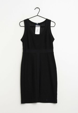 Czarna sukienka bez rękawów o dopasowanej sylwetce, z gładką teksturą i niebieskim zamkiem z tyłu, wisi na czarnym wieszaku.