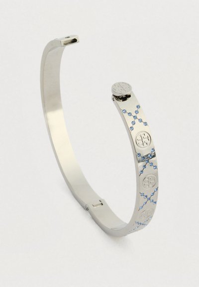 Ασημένιο βραχιόλι με μπλε πολύχρωμους λίθους και χαραγμένα κυκλικά λογότυπα, διαθέτοντας μεντεσέ για κλείσιμο.