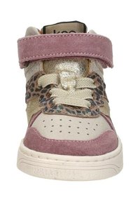 Kindersneaker met roze suède band, beige veters, gouden metalen tong, luipaardprintaccenten en geperforeerde neus op een witte zool.