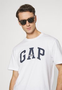 GAP ARCHIVE LOGO - Nyomott mintás póló - white