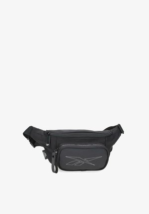 Riñonera negra de Reebok con correa ajustable, dos compartimentos con cremallera y logo blanco de Reebok en el bolsillo frontal.