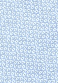 Jasnoniebieska tkanina z teksturowanym wzorem małych, wytłoczonych trójkątów ułożonych w siatkę, tworząca subtelny, trójwymiarowy efekt.