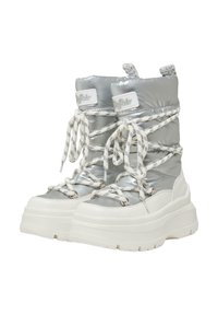 Botines de puff de color plateado con suela gruesa blanca. Presentan cordones con rayas blancas, acabado metálico y una parte superior acolchada con etiqueta de logo.