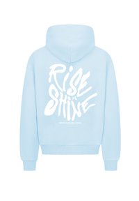 Felpa con cappuccio azzurra chiara caratterizzata da una grafica bianca che riporta la scritta "RISE & SHINE" sulla schiena, con una texture morbida e un design a vestibilità standard.