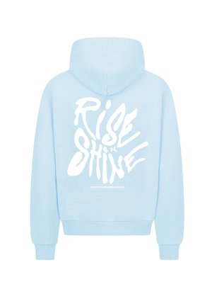 Lichtblauwe hoodie met een witte grafische opdruk die op de achterkant "RISE & SHINE" leest, met een zachte textuur en een standaard pasvorm.