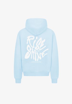 Felpa con cappuccio azzurra chiara caratterizzata da una grafica bianca che riporta la scritta "RISE & SHINE" sulla schiena, con una texture morbida e un design a vestibilità standard.