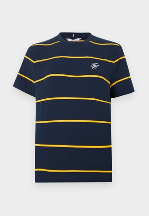 Tricou bleumarin cu mâneci scurte, dungi galbene orizontale și inițiale mici albe brodate pe pieptul stâng.