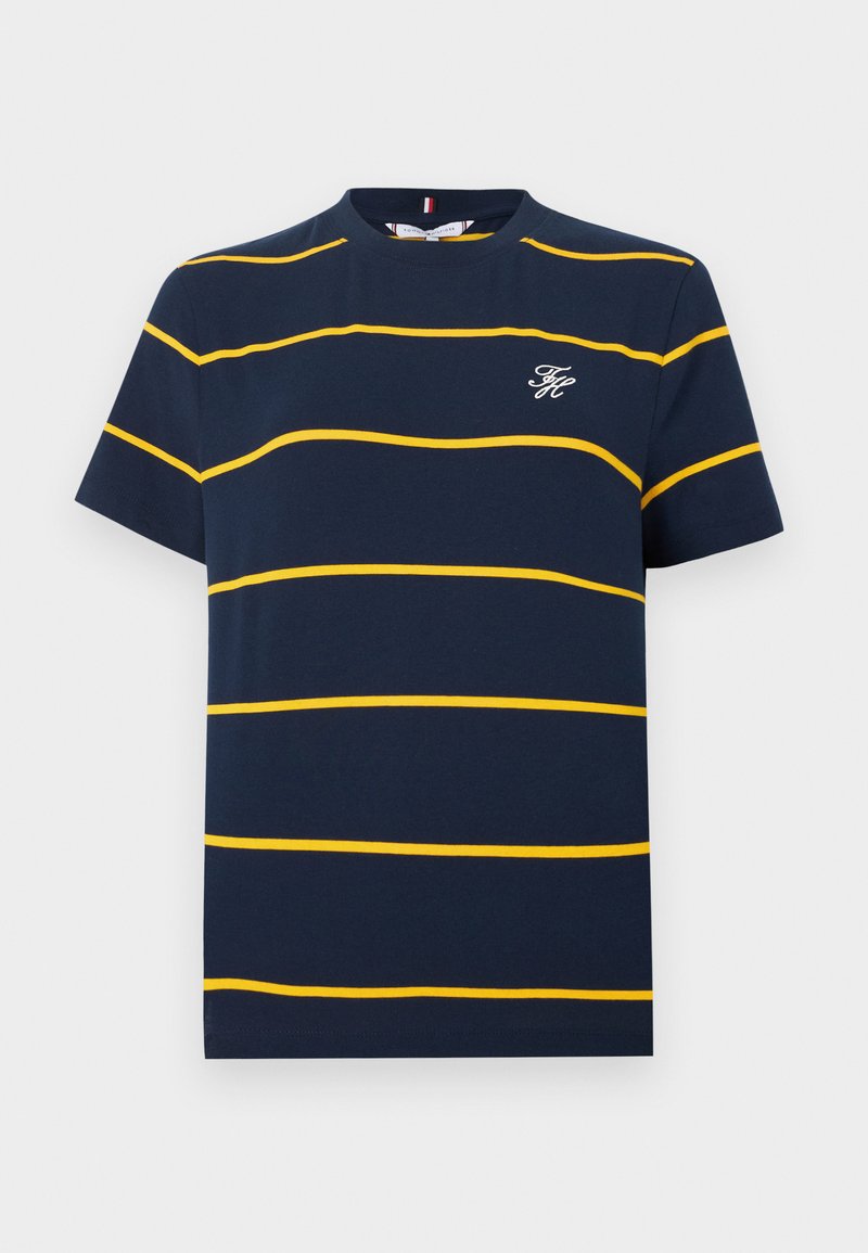 Μπλε σκούρο T-shirt με κοντά μανίκια, οριζόντιες κίτρινες ρίγες και μικρά λευκά κεντημένα αρχικά αριστερά στο στήθος.