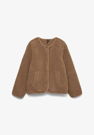 Hnědá fleecová bunda s dlouhým rukávem, kulatým výstřihem, zapínáním na patentní knoflíky a dvěma předními kapsami, položena na bílém pozadí.