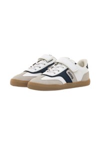 Zapatillas deportivas blancas y navy con una parte superior de gamuza y sintético, que cuentan con una correa de Velcro, suela de goma y acentos de diseño curvado.