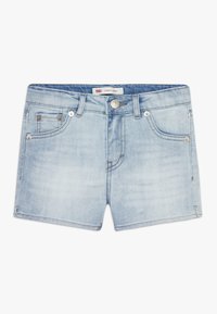Shorts de mezclilla azul claro con un corte clásico. Cuenta con dos bolsillos frontales, un bolsillo trasero, cierre de botón metálico y un ligero desvanecimiento.
