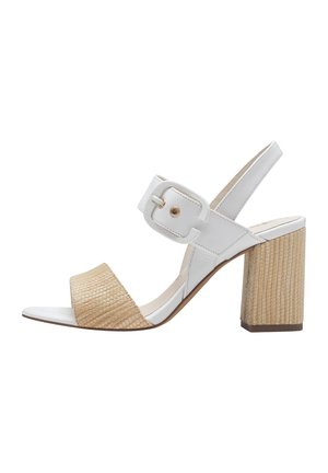 Sandalo con tacco a blocco bianco in pelle, con una fascetta intrecciata beige testurizzata, fibbia regolabile e una banda liscia sulla punta. Design stabile e moderno.