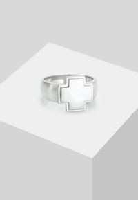 Sølvring med et fremtrædende korsdesign i midten. Glat, poleret overflade med en afrundet ring.