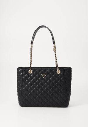 Sort quiltet taske lavet af syntetisk læder, med kæde-accenterede håndtag, guld-tone hardware og logo-detalje.