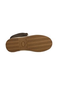 Brauner Lederstiefel mit einer strukturierten Gummisohle, die ein Zickzackmuster und eine ovale Mitte aufweist. Minimalistisches Design mit dezenten Steppnähten.