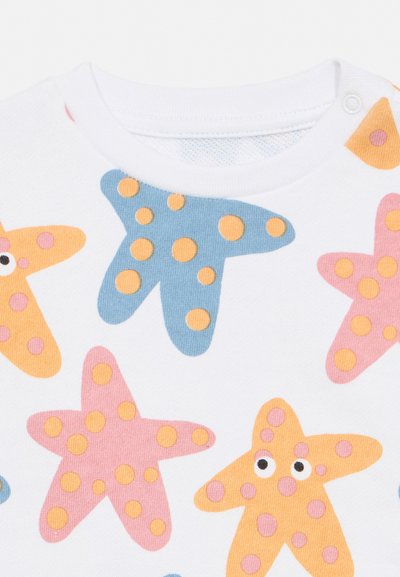 Λευκό ύφασμα με πολύχρωμα σχέδια αστεριών της θάλασσας σε μπλε, ροζ και πορτοκαλί με πουά, με μικρά μάτια σε μερικά αστερία.