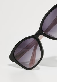 Guess Sončna očala - shiny black/gradient smoke