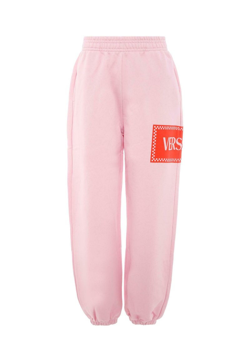 Różowe dresy z elastycznym pasem na sznurku, zwężanymi mankietami i dużą czerwoną naszywką z logo "VERSACE" na lewym udzie. Wykonane z miękkiego materiału.