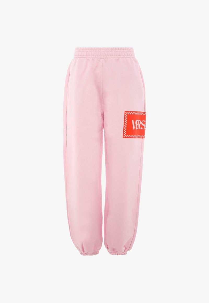 Różowe dresy z elastycznym pasem na sznurku, zwężanymi mankietami i dużą czerwoną naszywką z logo "VERSACE" na lewym udzie. Wykonane z miękkiego materiału.