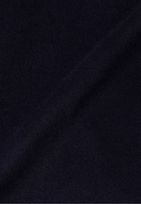 Tono azul marino, tejido suave con un ligero brillo y textura lisa, mostrando un tejido sutil y uniforme. Sin patrones visibles ni adornos.