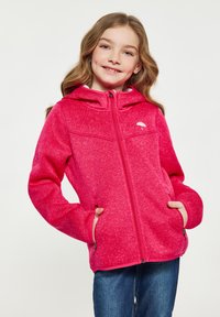 Rožinė fliso striukė su kapišonu, priekyje užtrauktuku ir dviem šoninėmis kišenėmis. Viršutiniame kairiajame krūtinės kampe yra diskretiškas logotipas.